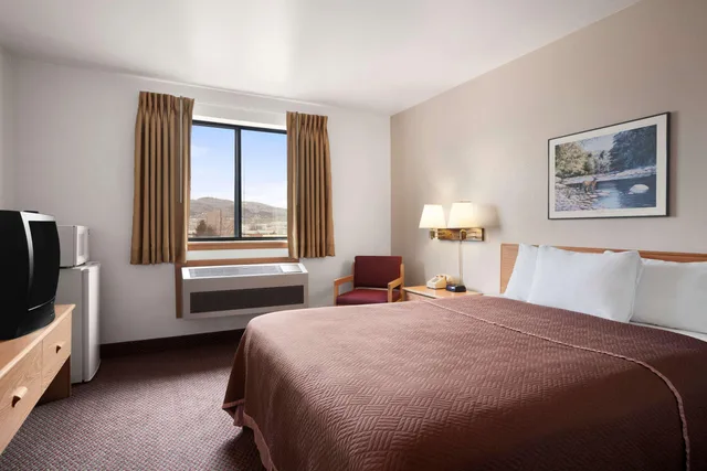 غرفة بسرير كوين، Travelodge By Wyndham Elko Nv 1/2