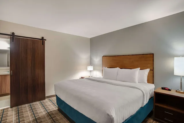 جناح بسرير كينج مع أريكة لذوي الإعاقة، MainStay Suites Carlisle-Harrisburg 1/3