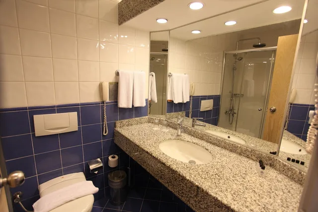 غرفة كلاسيكية بسريرين منفصلين بإطلالة جزئية على البحر مع أريكة، Pegasos Resort 4/4