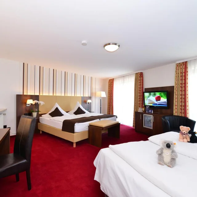 غرفة رباعية بسرير كينج، Lobinger Parkhotel 4/10