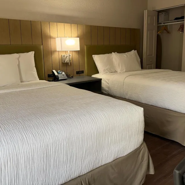 غرفة بسرير مزدوج بحوض استحمام، Wingate by Wyndham Jacksonville FL 2/5