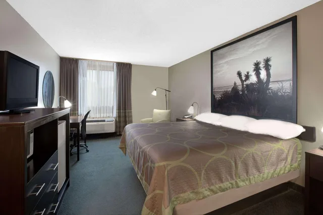 غرفة بسرير كينج بحوض استحمام لذوي الإعاقة، Super 8 By Wyndham Victoria/North/Mall Area 1/5