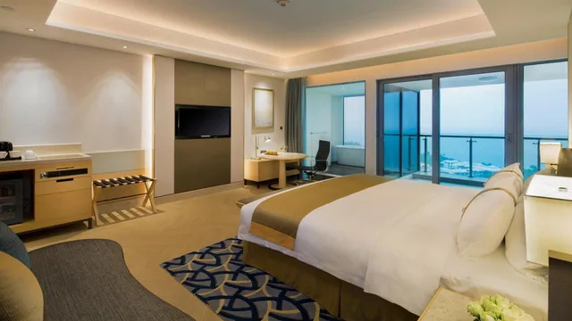 غرفة بريميوم بسرير كينج في طابق مرتفع، Holiday Inn Haikou West Coast 5/7