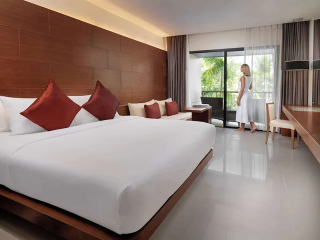 غرفة سوبيريور بسرير كينج بإطلالة على المسبح بشرفة، Novotel Phuket Kata Avista Resort And Spa 2/10