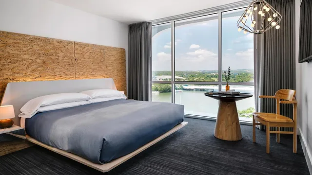 Suite, Queen Bed, Lake Side, The Line Austin 2/5