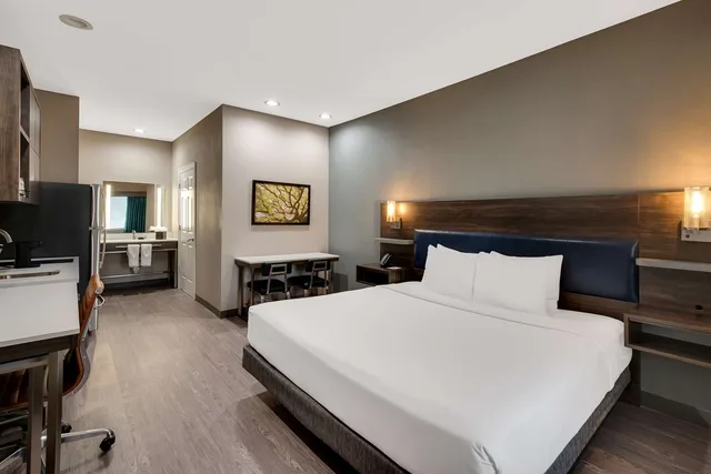 جناح بسرير كينج بمطبخ صغير بحوض استحمام لذوي الإعاقة، BEST WESTERN LAPLACE INN 1/4