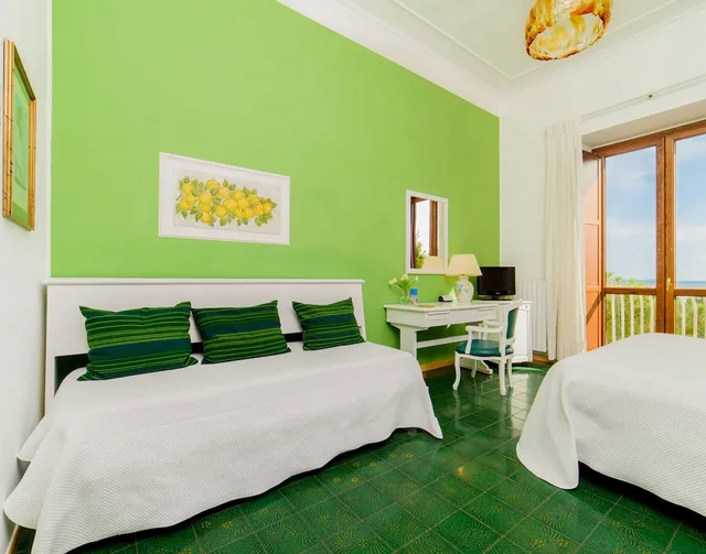 غرفة سوبيريور بسريرين منفصلين بإطلالة على البحر، Hotel La Bussola 1/8