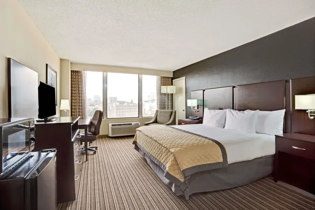 غرفة حصرية ديلوكس بسرير كينج مع أريكة، Wyndham Garden Norfolk Downtown 1/9