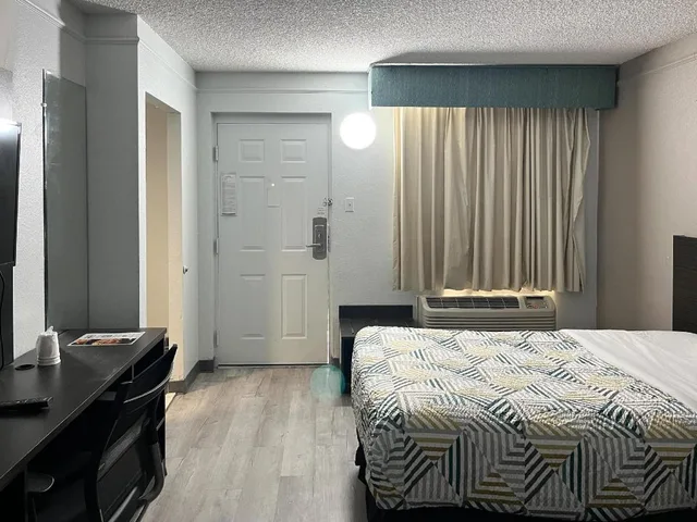 1 King Bed - Mobil Access Tub Nsmk Kitchen، Motel6 Lake Charles, LA 3/4