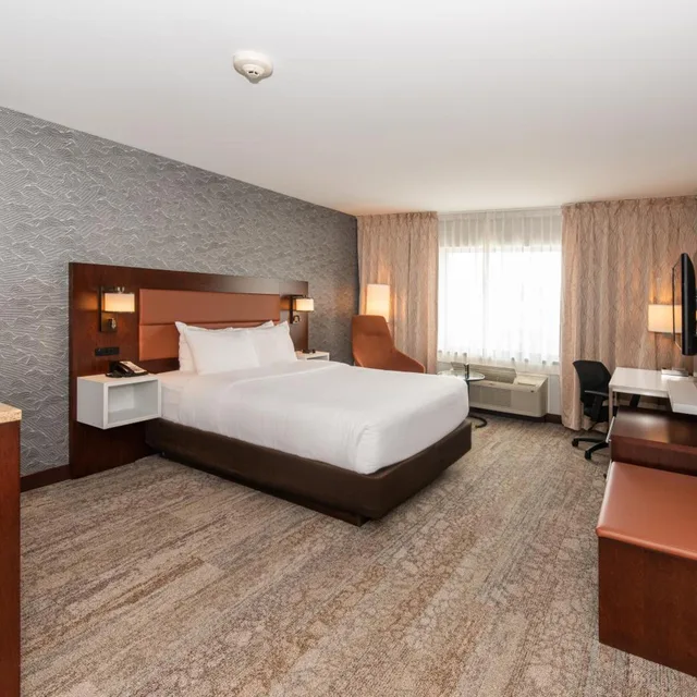 غرفة بسرير كينج وسرير كوين لذوي الإعاقة، Quality Inn and Suites Val d Or, QC 2/5