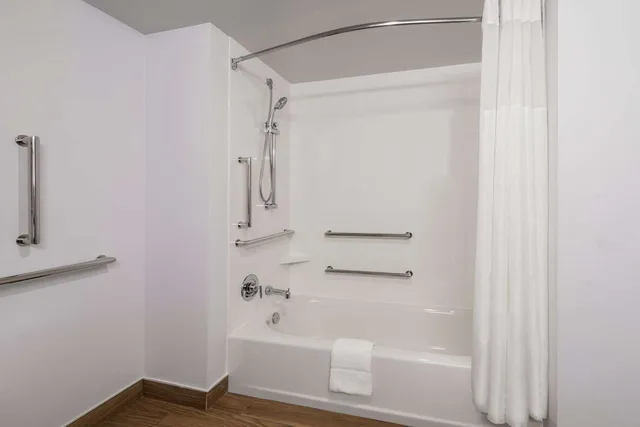 غرفة بسرير كينج بحوض استحمام لذوي الإعاقة، Hampton Inn and Suites Fort Wayne Downtown 2/2