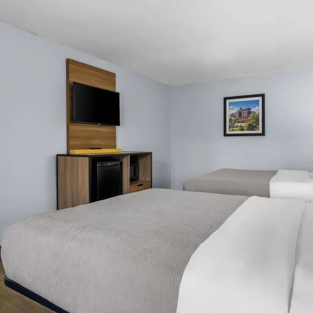 جناح بسريرين كوين بمنطقة جلوس، Quality Inn & Suites Greenville - Haywood Mall 2/3