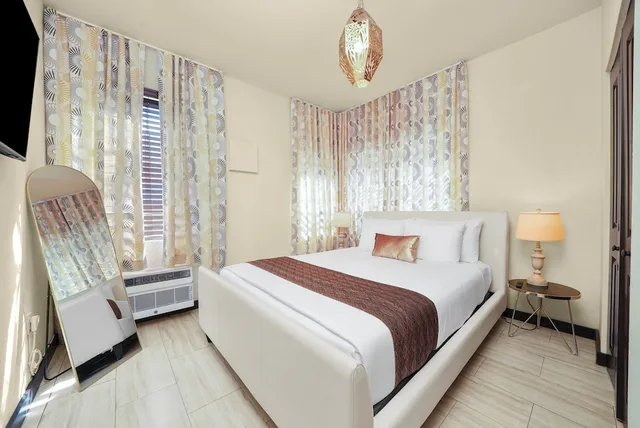 جناح بسرير كوين بإطلالة على الفناء بغرفة نوم واحدة مع أريكة، Tradewinds Apartment Hotel 5/7