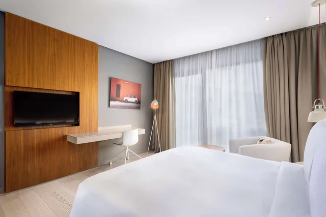 غرفة سوبيريور بسرير كينج بإطلالة على المسبح بشرفة، Radisson Blu Hotel Marrakech Carre Eden 2/4