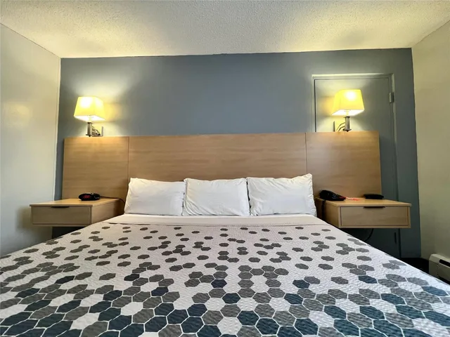 غرفة بسرير كينج، Econo Lodge Calgary Motel Village 6/10