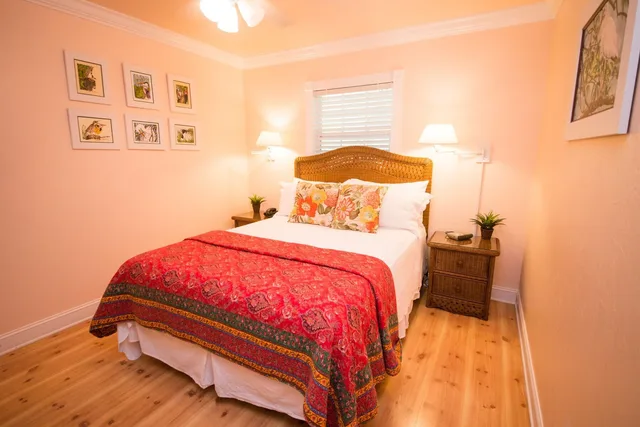 غرفة بسرير كينج بإطلالة على المسبح بشرفة، Tropic Isle Beach Resort 8/10