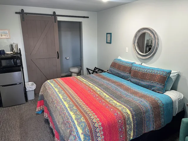 غرفة بسرير كينج، The Monarch Motel 1/1
