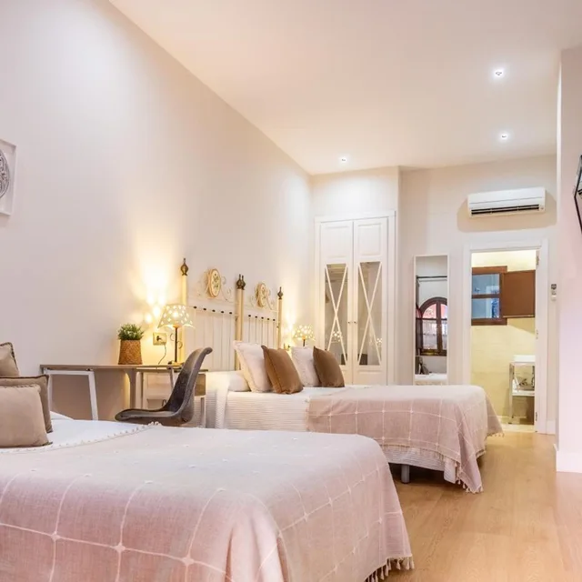 Family, Double Bed, Patio De La Alameda 4/8