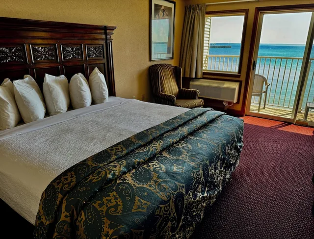 Deluxe, King Bed, Lake View, Sofa, Jetted Tub, Hamilton Inn Select Beachfront 5/7