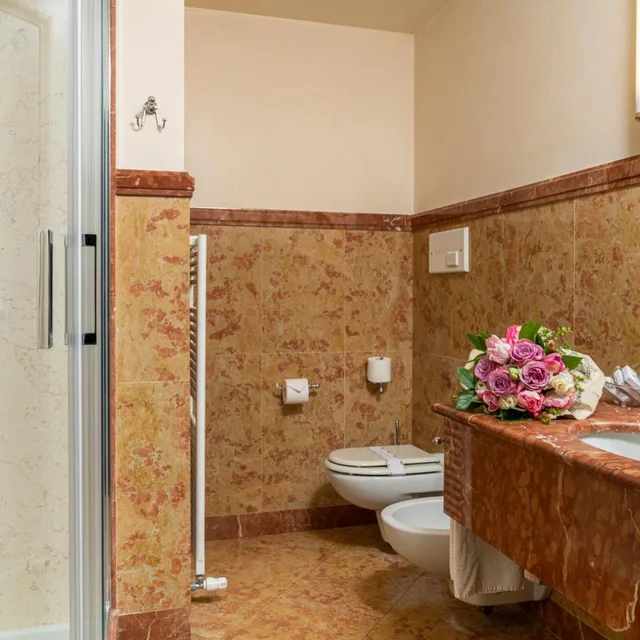 جناح جونيور، Hotel Roxy Plaza 6/7