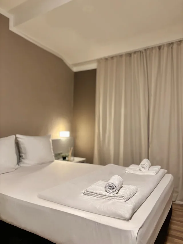 غرفة مفردة، Colour Hotel 1/2