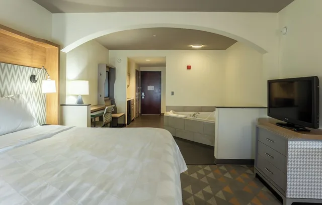 غرفة قياسية بسرير كينج بحوض جاكوزي، Holiday Inn Hotel And Suites Beaufort Highway 21 3/4