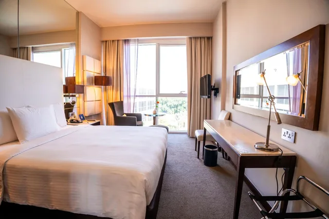 غرفة بسرير كينج وسرير كوين بإطلالة على المسبح، Centro Sharjah Rotana 2/5