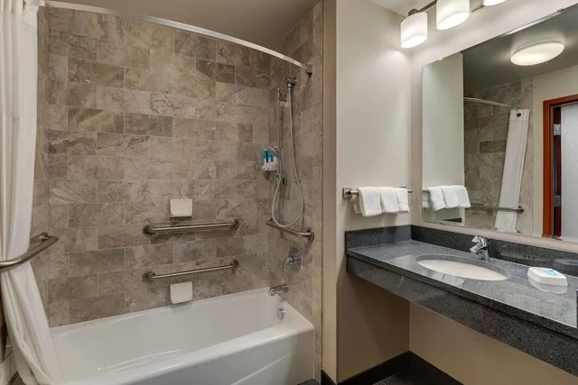 غرفة ديلوكس بسرير كينج بحوض استحمام لذوي الإعاقة، Drury Inn and Suites St Louis Arnold 4/4