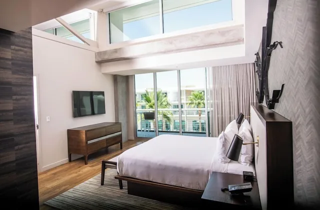 1 Bedroom, Suite, King Bed, Mountain Shadows 2/5