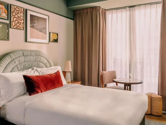 غرفة مريحة بسرير كوين، The Hoxton Vienna 1/3