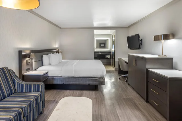 غرفة بسرير كينج مع أريكة بحوض استحمام، Best Western Plus Executive Suites 6/10