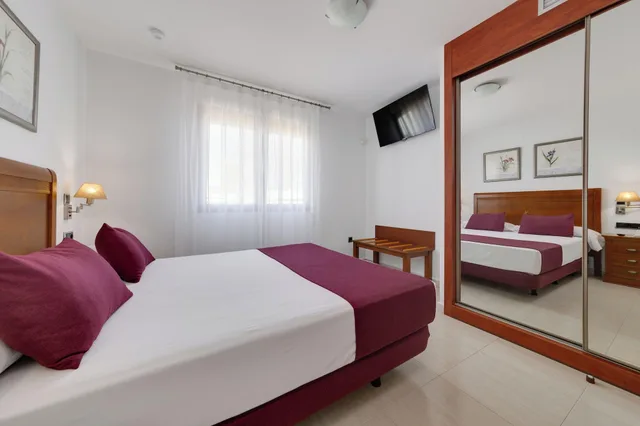 غرفة عائلية بإطلالة على البحر بشرفة بغرفتي نوم، Hotel Daniya Denia 1/3