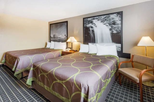 غرفة بسريرين كوين، Super 8 by Wyndham Janesville WI 1/3