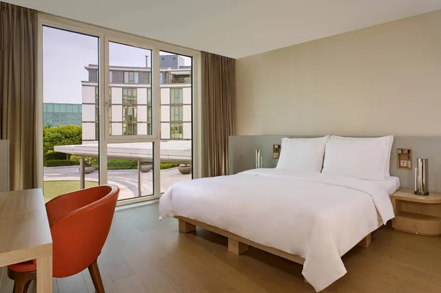 غرفة بسرير كينج، The Ritz-Carlton Wolfsburg 3/10