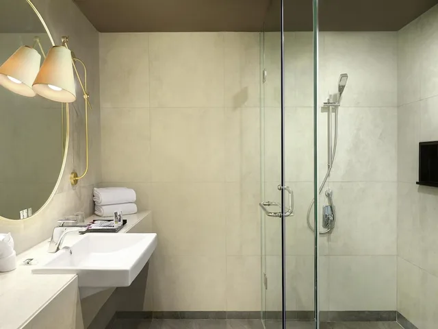غرفة ديلوكس بسرير كينج مع أريكة، Mercure Makassar Nexa Pettarani 7/9