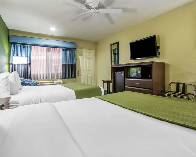 غرفة رباعية بسريرين كوين، Quality Inn Needles, CA 2/4
