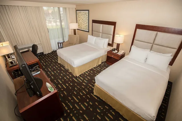غرفة بسريرين كوين لذوي الإعاقة، Wyndham Chicago O'Hare 1/2