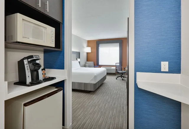 غرفة قياسية بسرير كينج، Holiday Inn Express Hotel Suites Duncanville 3/3