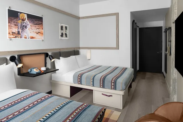 غرفة قياسية بسريرين كوين، Moxy Houston Downtown 2/6
