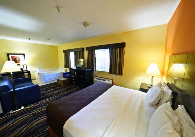 جناح بسرير كينج بجاكوزي، Americinn By Wyndham Streator 2/6