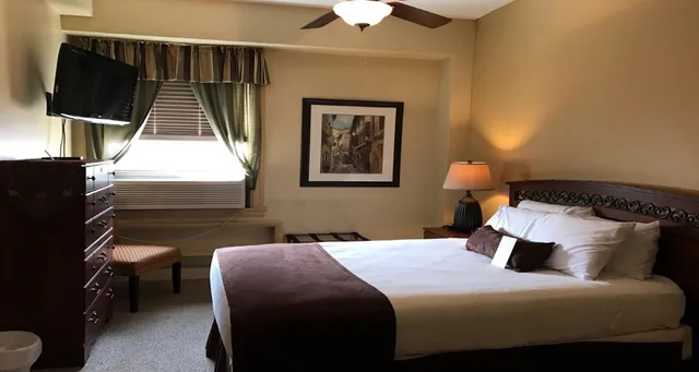 جناح بسرير كوين بمنطقة جلوس بمطبخ صغير، Genetti Hotel SureStay Collection By Best Western 3/6