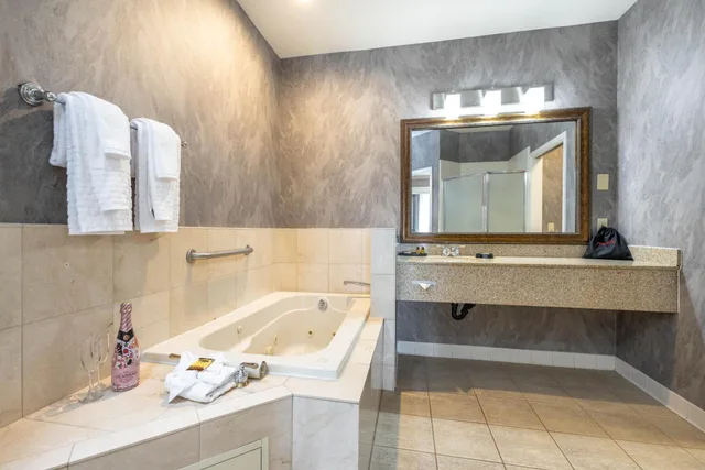 Suite, King Bed, Sofa, Best Western Plus Dixon Davis 5/5
