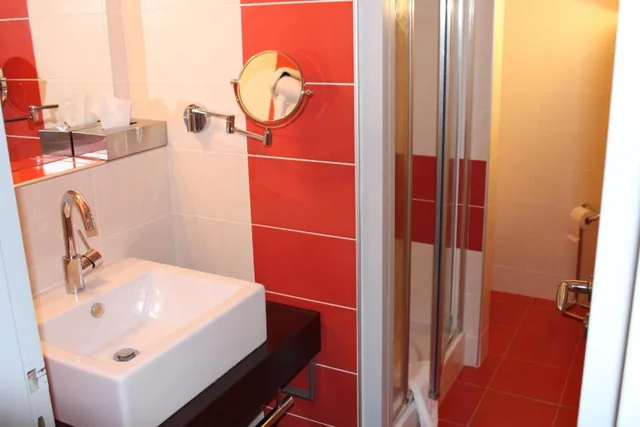 جناح، AUBERGE DE LA TOUR 2/2