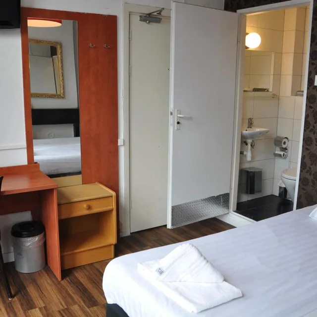 غرفة بسريرين منفصلين، Amsterdam Inn Hotel 4/10