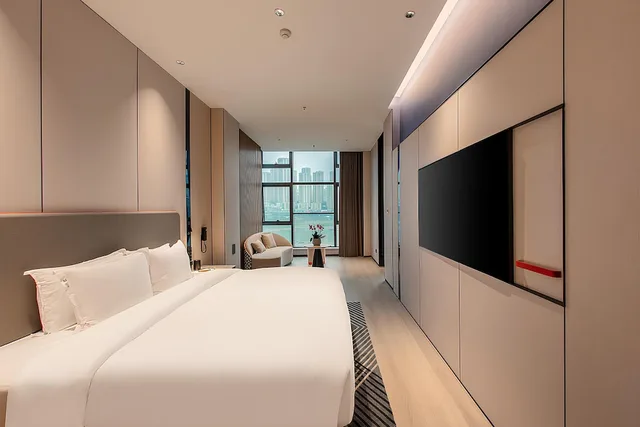 جناح بسرير كينج وسرير فردي بإطلالة على النهر بغرفة نوم واحدة، Holiday Inn Express Chongqing Nanbin Road 1/3
