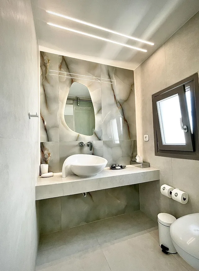 جناح غراند بسرير كوين بإطلالة على البحر بشرفة مع أريكة بحوض جاكوزي، Lilly Residence Boutique Suites Adults Only 3/8