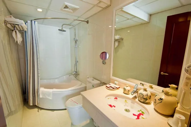 غرفة عائلية بشرفة، La Beaute de Hanoi Hotel 2/2
