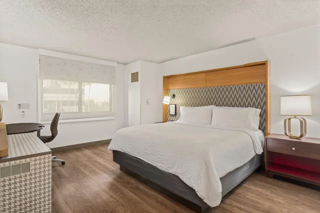 غرفة كلوب بسرير كينج، Holiday Inn Tampa Westshore Airport Area 3/8