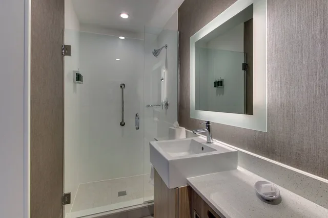 غرفة بسرير كينج لذوي الإعاقة، SpringHill Suites by Marriott Montgomery Downtown 1/2