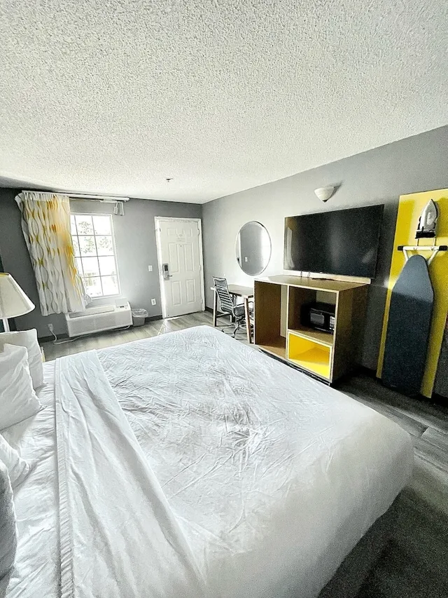 غرفة قياسية بسرير كينج، Baymont by Wyndham Dublin 3/6